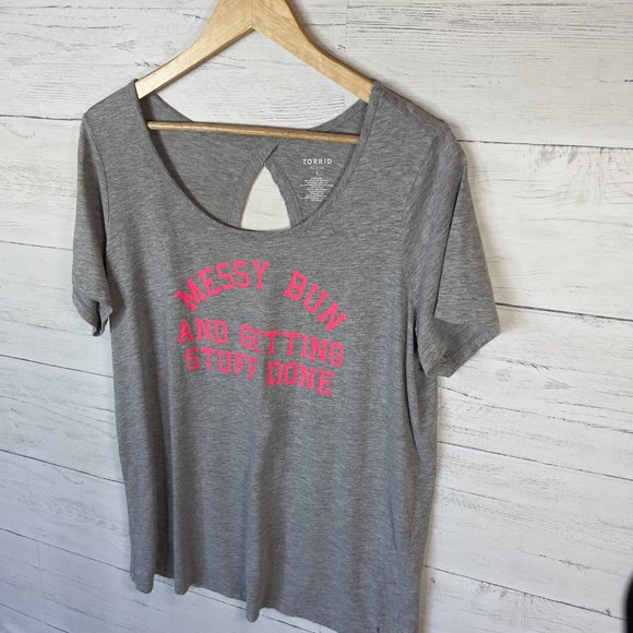 TORRID ACTIVE GRAY "MESSY BUN AND GETTING STUFF DONE" CUT OUT BACK T-SHIRT SZ 1 - Picture 7 of 9